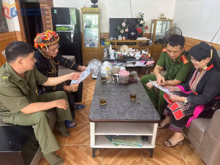 Công an xã Quảng La gặp gỡ tuyên truyền, vận động nhân dân nâng cao ý thức chấp hành Luật Trật tự, ATGT.