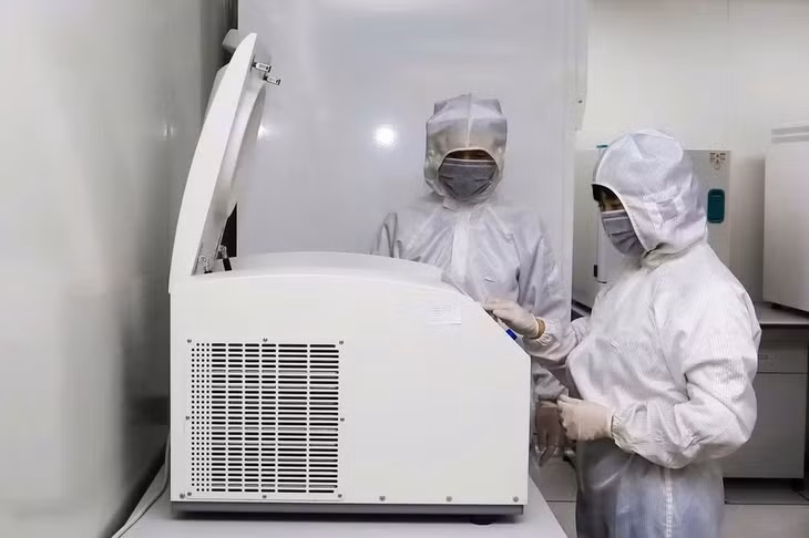 Nghiên cứu vật liệu mới tại Viện Hàn lâm Khoa học và Công nghệ Việt Nam. (Ảnh: MẠNH XUÂN)