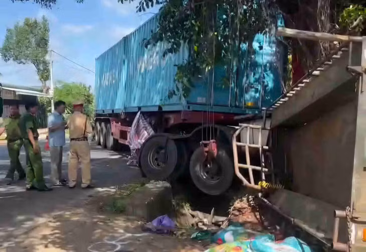 Lực lượng chức năng khám nghiệm hiện trường vụ tai nạn để phục vụ công tác điều tra, làm rõ nguyên nhân. Ảnh: Phúc Khánh