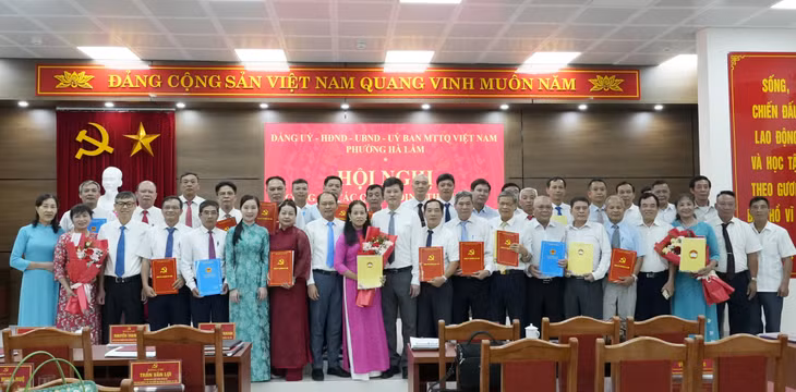 Lãnh đạo phường Hà Lầm chụp ảnh lưu niệm cùng đội ngũ bí thư chi bộ, trưởng khu, trưởng ban công tác mặt trận các khu phố sau sắp xếp.