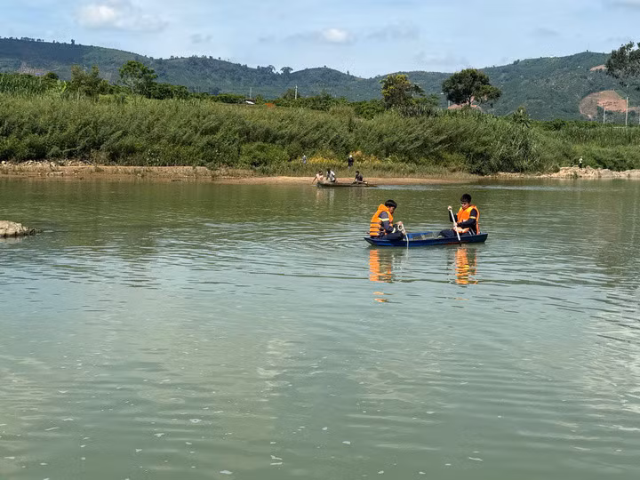 Lực lượng chức năng tìm kiếm các nạn nhân.
