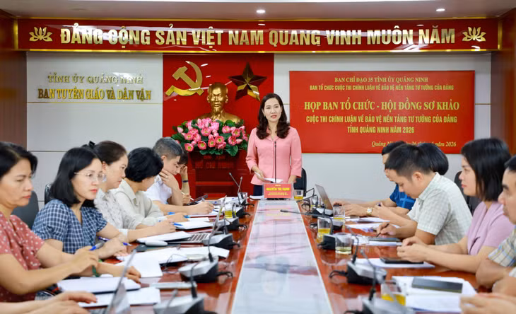Đồng chí Nguyễn Thị Hạnh, Trưởng Ban Tuyên giáo và Dân vận Tỉnh ủy, Phó Trưởng Ban Thường trực Ban Chỉ đạo 35 tỉnh Quảng Ninh, Trưởng Ban Tổ chức Cuộc thi chính luận về Bảo vệ nền tảng tư tưởng của Đảng tỉnh Quảng Ninh phát biểu tại cuộc họp.