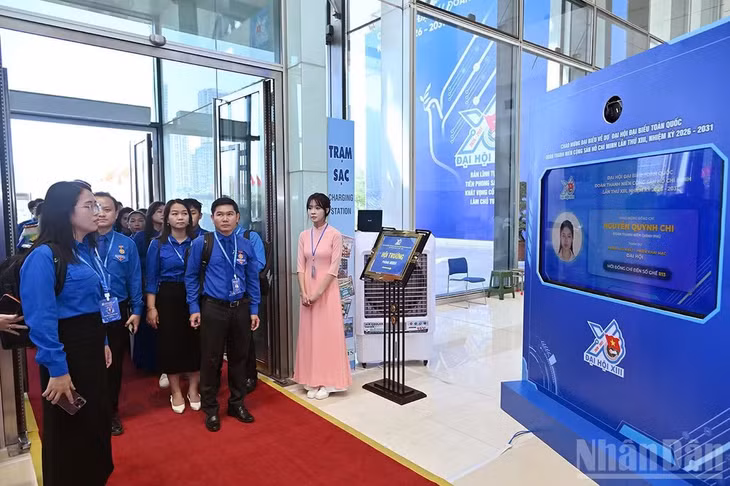 Đại biểu điểm danh bằng công nghệ trước khi vào hội trường.