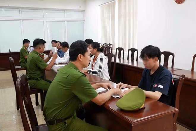 Công an TP Huế làm việc với các thiếu niên bị khởi tố. Ảnh: T. Hồng.