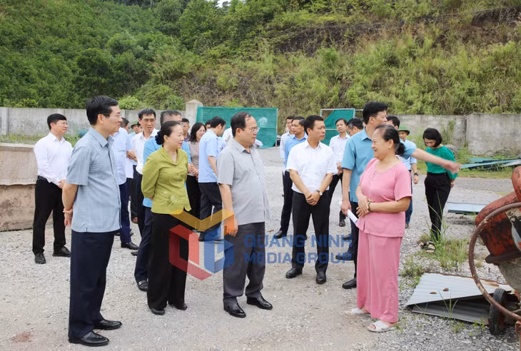 Đồng chí Bí thư Tỉnh ủy trò chuyện với bà Trương Thị Hòa, xã Tiên Yên, hộ dân bị ảnh hưởng bởi Dự án nâng cấp Quốc lộ 4B (6-2026). Ảnh: Thu Chung
