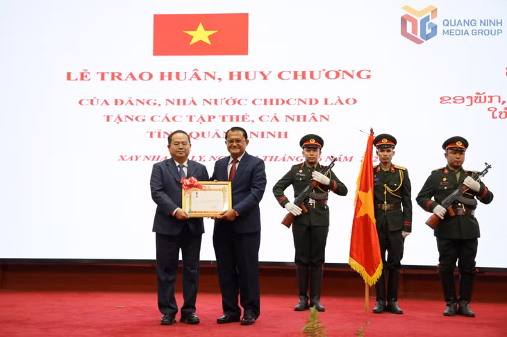 Đồng chí Quản Minh Cường, Ủy viên Trung ương Đảng, Bí thư Tỉnh ủy, Trưởng Đoàn ĐBQH tỉnh Quảng Ninh thay mặt tỉnh Quảng Ninh đón nhận Huân chương Lao động hạng Nhất của nước Cộng hòa Dân chủ Nhân dân Lào trao tặng cho tỉnh Quảng Ninh.