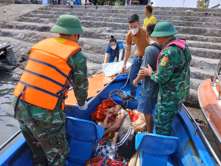 Cán bộ, chiến sĩ Ban Chỉ huy PTKV 3 - Đặc khu Vân Đồn tham gia cứu hộ, cứu nạn cho người dân. Ảnh: Đơn vị cung cấp.