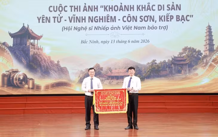 Ban Tổ chức đã trao cờ luân lưu cho Báo và Phát thanh, Truyền hình Quảng Ninh đăng cai tổ chức cuộc thi lần tiếp theo.