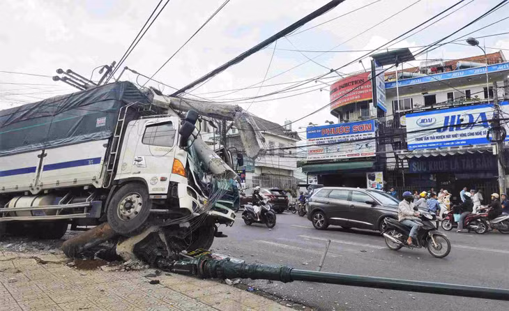 Trụ đèn chiếu sáng bị xe tải tông đổ. Ảnh: Nguyễn Quân