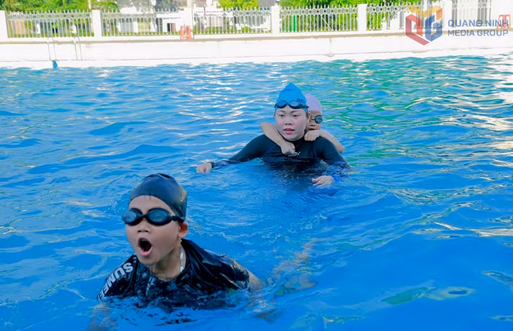 Phường Đông Triều mở các lớp dạy bơi miễn phí cho trẻ em trong dịp hè.