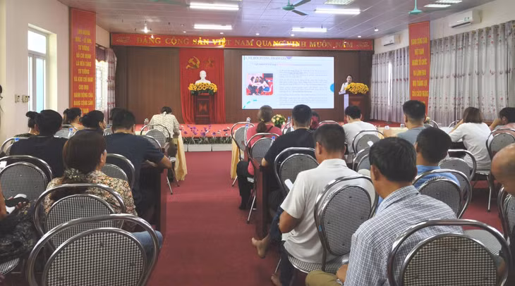 Báo cáo viên pháp luật tỉnh truyền đạt các nội dung liên quan đến quy định của pháp luật về bảo hiểm xã hội.