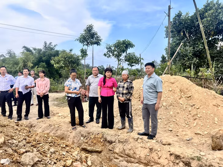 Đoàn khảo sát trò chuyện với hộ đồng bào dân tộc thiểu số vừa được cấp giấy chứng nhận quyền sử dụng đất tại thôn Nà Pá.