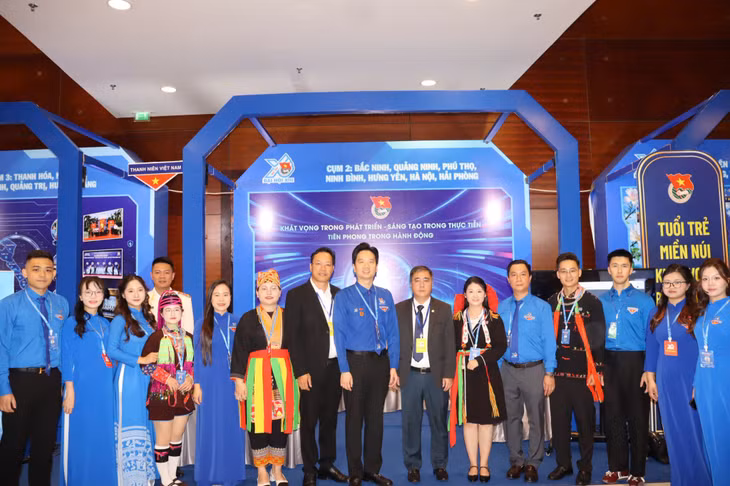 Đồng chí động viên, chúc mừng Đoàn đại biểu tỉnh Quảng Ninh tham dự Đại hội.