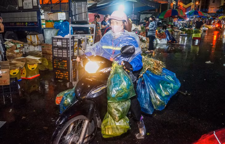 Xe máy vẫn là phương tiện vận chuyển chủ lực, len lỏi khắp các tuyến phố để đưa hàng đến các chợ và cửa hàng từ sáng sớm. 