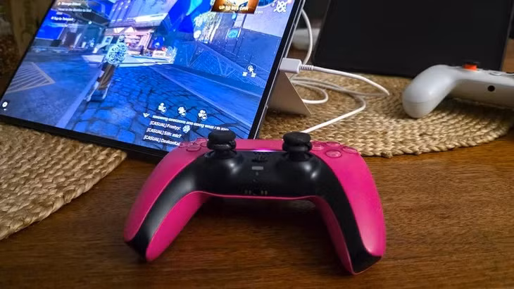 USB-C cho phép tablet Android nhận diện nhiều phụ kiện ngoại vi, bao gồm tay cầm chơi game, bàn phím, chuột và micro. Ảnh: Max Miller/SlashGear.
