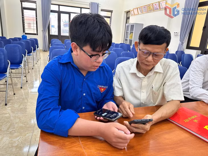 ĐVTN phường Việt Hưng phối hợp triển khai các lớp Bình dân học vụ số trên địa bàn dành cho học viên là người trung niên, cao tuổi.