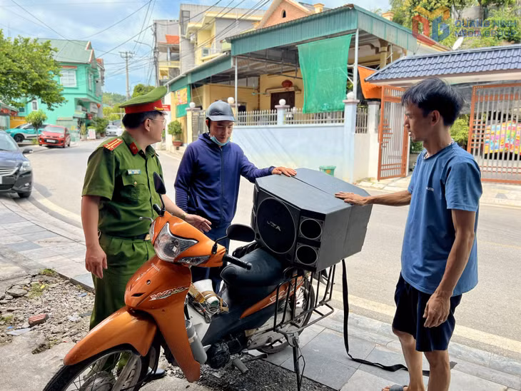Công an phường Hà Lầm kiểm tra nguồn gốc đồ điện cũ được đem bán tại cửa hàng đồ cũ.