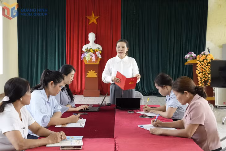 Chi uỷ Chi bộ thôn Văn Minh, xã Đầm Hà thực hiện phổ biến lấy ý kiến trong chi uỷ về chủ trương sáp nhập 4 thôn Thái Lập, Tân Mai, Tân Hợp, Bình Minh thành một thôn mới mang tên Tân Lập.&nbsp;
