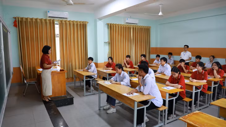 Cán bộ làm thi phổ biến, quán triệt lại cho các thí sinh về quy chế, quy định của kỳ thi.
