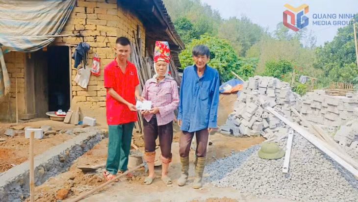 Anh Hoàng Thanh Quang trao kinh phí kêu gọi hỗ trợ hộ gia đình có hoàn cảnh khó khăn tại xã Lục Hồn.
