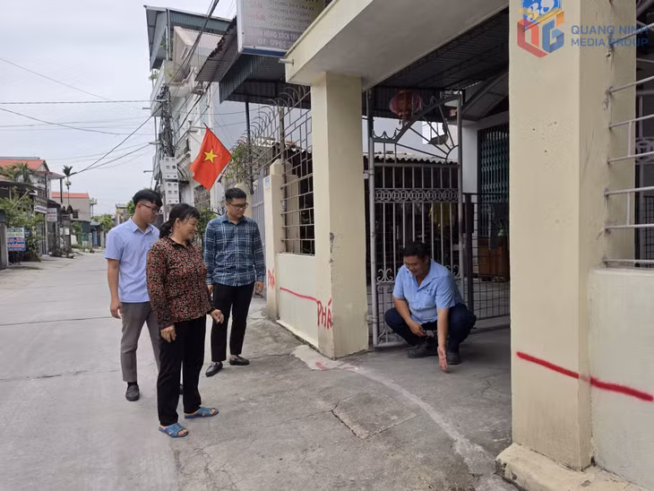 Chị Trần Thị Hà nhất trí tháo dỡ tường rào của gia đình để thuận lợi thi công dự án mở rộng tuyến đường liên tổ 2, 3 thuộc khu Vĩnh Tuy, phường Mạo Khê.