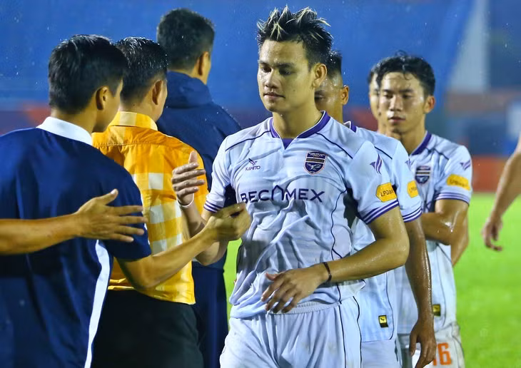 Hồ Tấn Tài lần thứ 2 chia tay sân Bình Dương - Ảnh: ANH KHOA