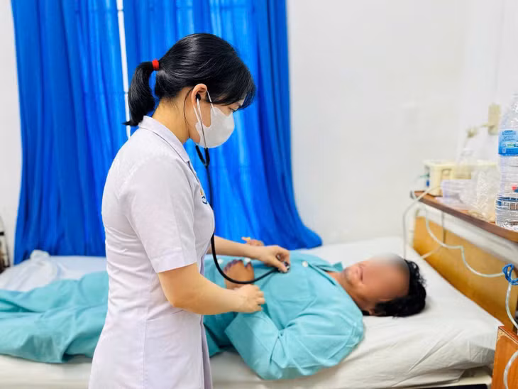 Các bác sĩ Bệnh viện Đa khoa Khánh Hòa đang chăm sóc, điều trị trường hợp bệnh nhân ngộ độc sau khi ăn cá chình. Ảnh: Anh Thư
