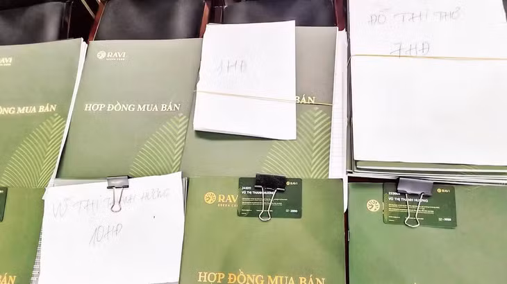 Các hợp đồng mua bán kỳ nghỉ của Công ty Ravi - một trong 27 doanh nghiệp bị khởi tố.(Ảnh do cơ quan Công an cung cấp)