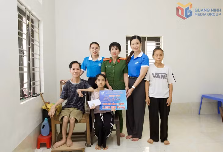 Chi hội Phụ nữ Công an phường Cửa Ông đã nhận đỡ đầu trẻ có hoàn cảnh khó khăn ở khu Cẩm Thịnh 4.