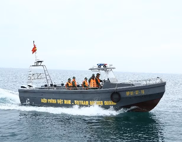 &nbsp;Cán bộ, chiến sĩ Đồn Biên phòng kiểm tra, kiểm soát trên biển. Ảnh: CTV