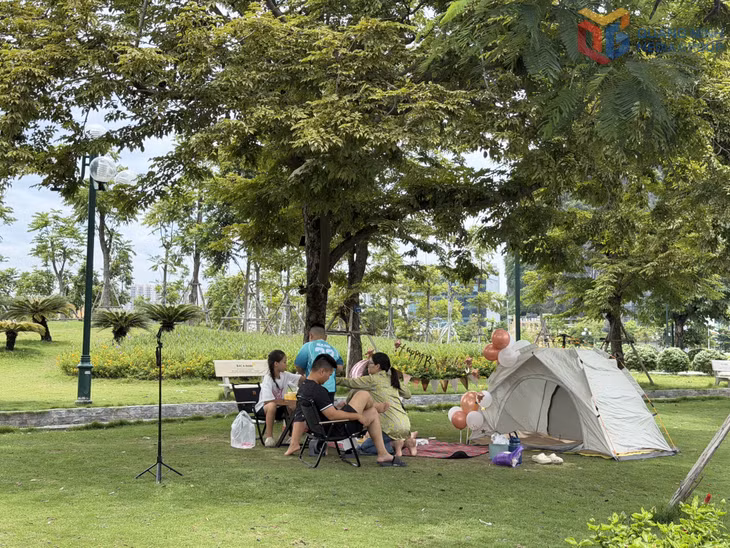 Những khoảng cây xanh tươi mát tại công viên hoa Hạ Long (phường Hồng Gai) thu hút nhiều người dân đến vui chơi vào cuối tuần.