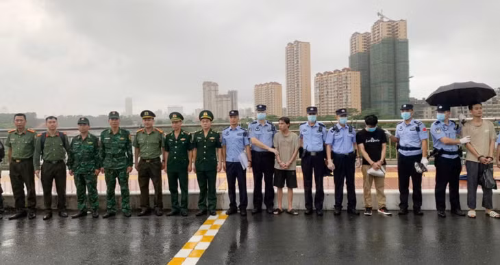 Trao trả các công dân Trung Quốc vi phạm pháp luật Việt Nam cho cơ quan chức năng Trung Quốc.