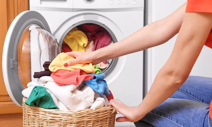 Máy giặt là thiết bị tiêu thụ lượng nước khá lớn trong mỗi lần hoạt động. (Ảnh minh họa)