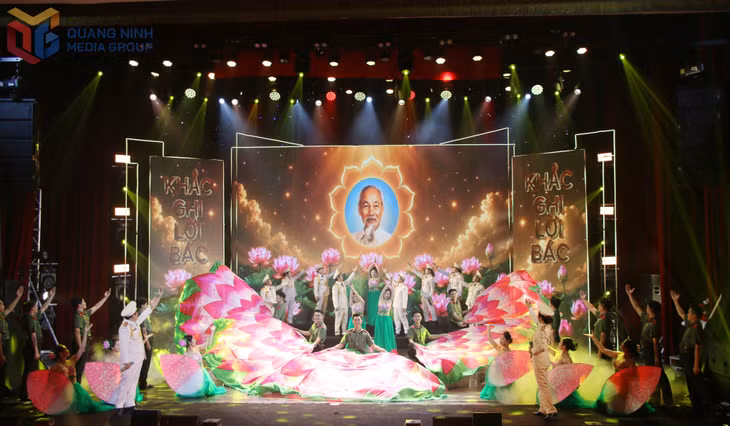Tiết mục song ca “Khắc ghi lời Bác” của Đoàn nghệ thuật quần chúng Trường Đại học An ninh nhân dân.