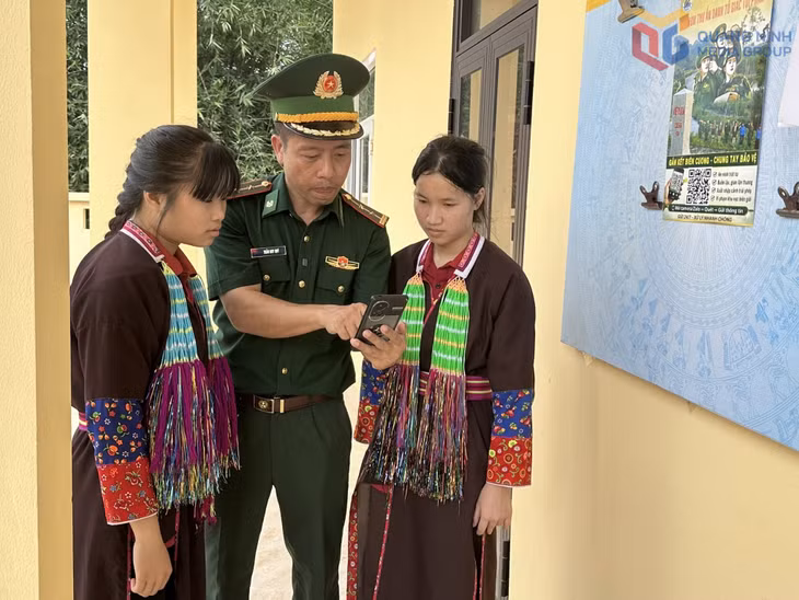 CBCS Đồn biên phòng Bắc Sơn tuyên truyền, hướng dẫn người dân thôn Lục Phủ (xã Hải Sơn) thao tác gửi hình ảnh, vị trí và thông tin qua mã QR.