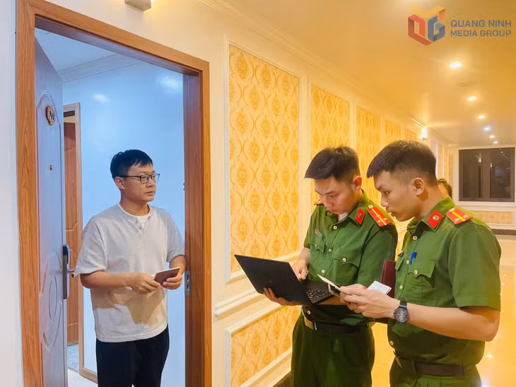 Công an xã Quảng Hà kiểm tra tình hình lưu trú trên địa bàn.