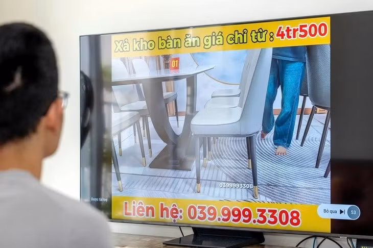 Nhiều video quảng cáo của nền tảng YouTube trên tivi thông minh quá 5 giây mà không được bỏ qua - Ảnh: HỮU HẠNH