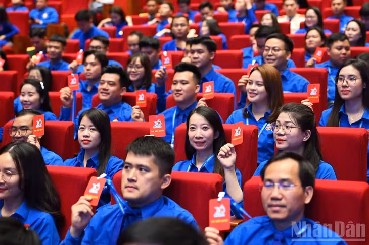 Đại biểu tiến hành biểu quyết tại Đại hội.