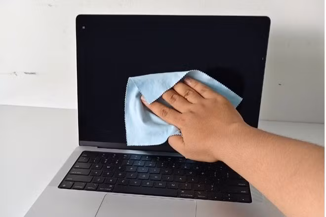 Màn hình máy tính cần được vệ sinh đúng cách để tránh hư hỏng. Đồ hoạ: Bạch Dương