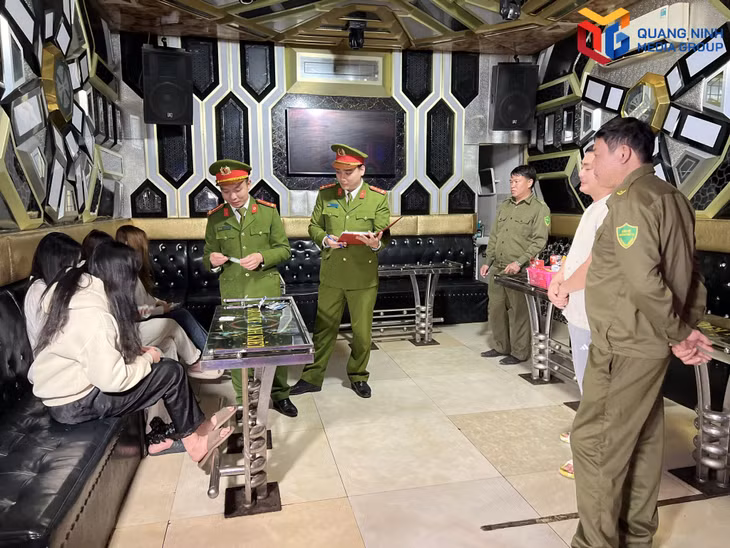 Công an xã Hoành Mô kiểm tra và tuyên truyền phòng chống ma túy đối với nhân viên cơ sở kinh doanh karaoke.