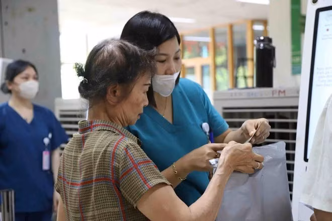 Bệnh viện Trung ương chi trả 50% BHYT khám trái tuyến. Ảnh: Vân Anh