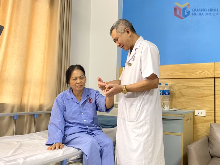 Bác sĩ ân cần thăm khám, kiểm tra sức khỏe bệnh nhân.