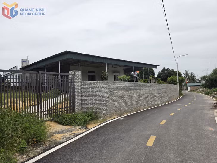 Một hộ dân phường Mạo Khê tháo dỡ tuyến tường rào của gia đình để hỗ trợ thi công dự án mở rộng đường.