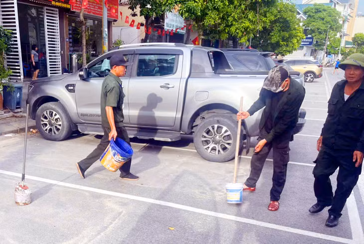 Lực lượng chức năng phường Hạ Long ra quân quyết liệt xử lý những vi phạm về trật tự đô thị, đặc biệt việc đặt các vật cản "xí" chỗ đỗ xe dưới lòng đường.
