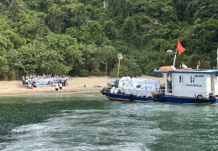 95 tình nguyện viên tham gia chương trình “Clean the Bay”, dọn rác trên vịnh Hạ Long ngày 28/5/2026.