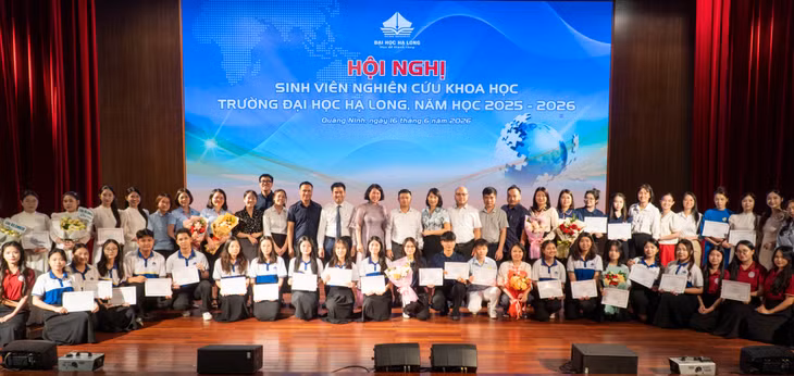 Các nhóm tác giả đoạt giải chụp ảnh lưu niệm cùng Ban Giám hiệu, cán bộ, giảng viên Trường Đại học Hạ Long.