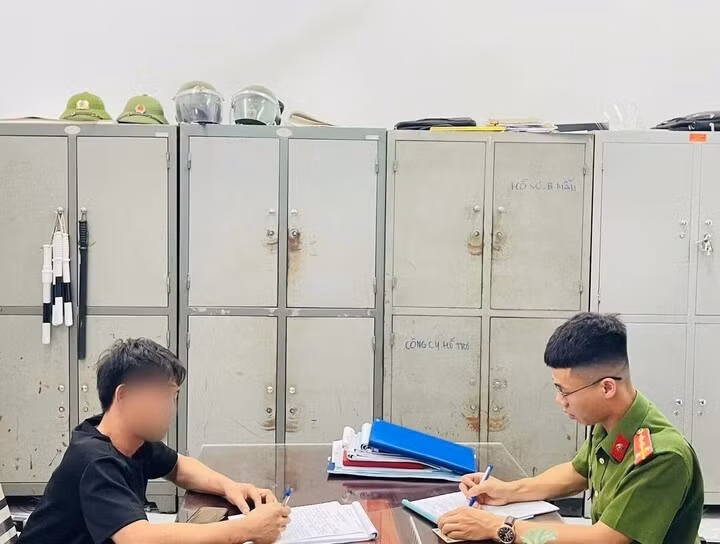 Công an phường Vạn Xuân làm việc với tài xế Đ.V.N. (Ảnh: Công an phường Vạn Xuân)