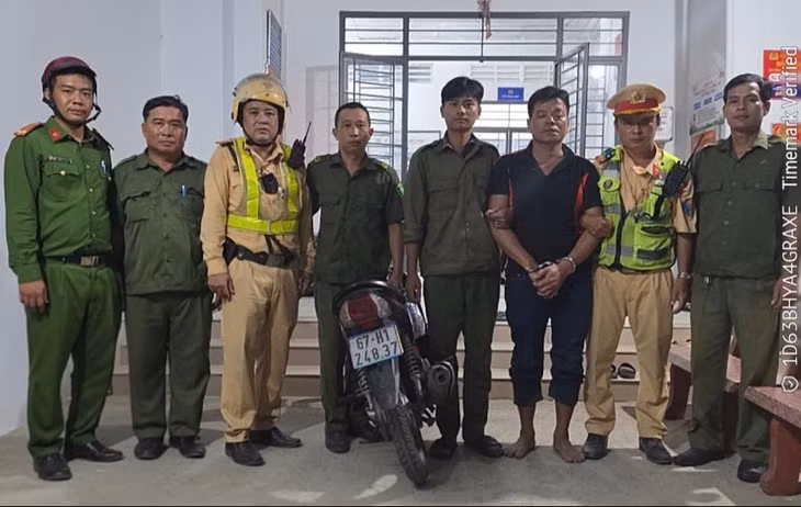 Cảnh sát khống chế nghi phạm - Ảnh: A.X.