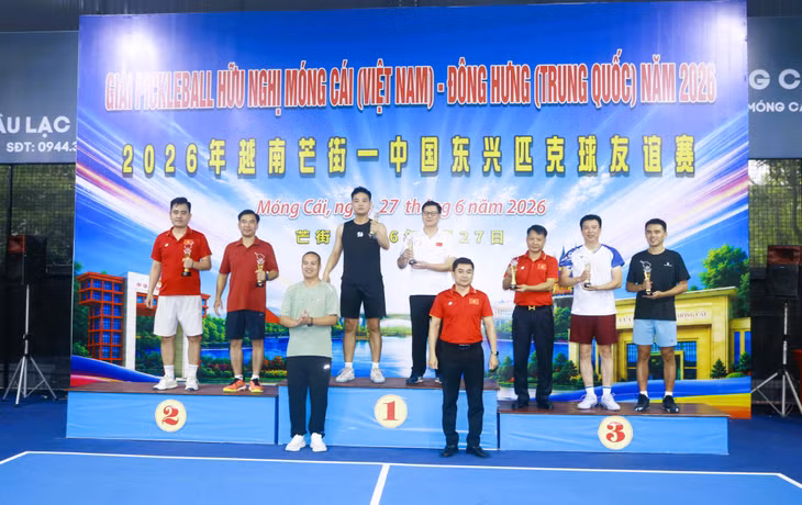 Trao giải cho các vận động viên.