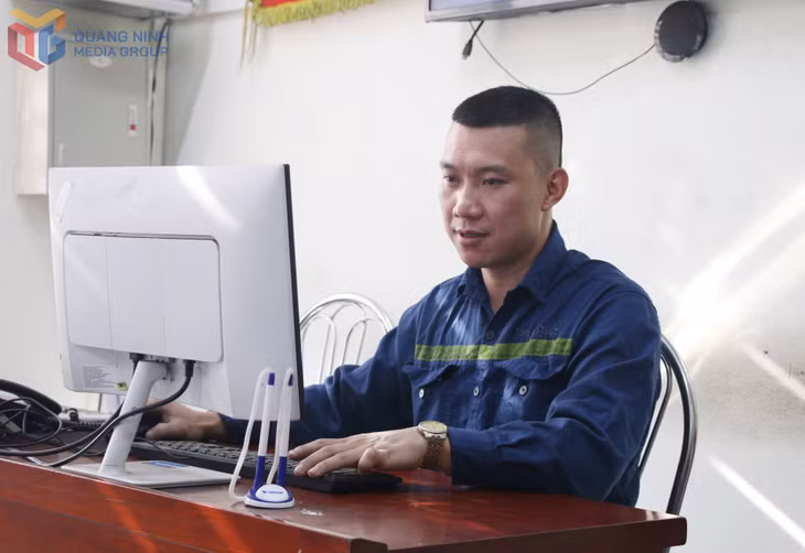 Anh Niềm Thanh Thủy bàn giao công việc trên hệ thống máy tính. 
